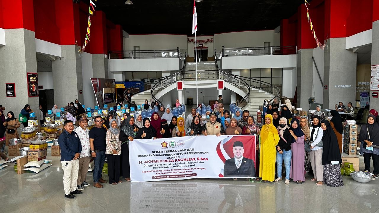 Dorong Kemandirian Ekonomi, Akhmed Reza Fachlevi Salurkan Bantuan Modal Usaha ke Warga DTKS Kukar