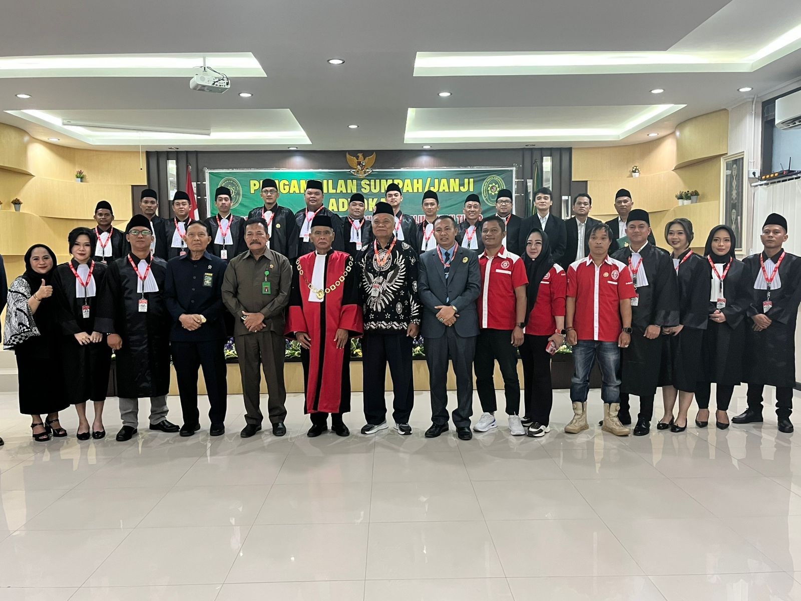 Pengadilan Tinggi Kaltim Sumpah 17 Advokat Ferari, Teguh Samudera Tekankan Pentingnya Profesionalisme dan Religius