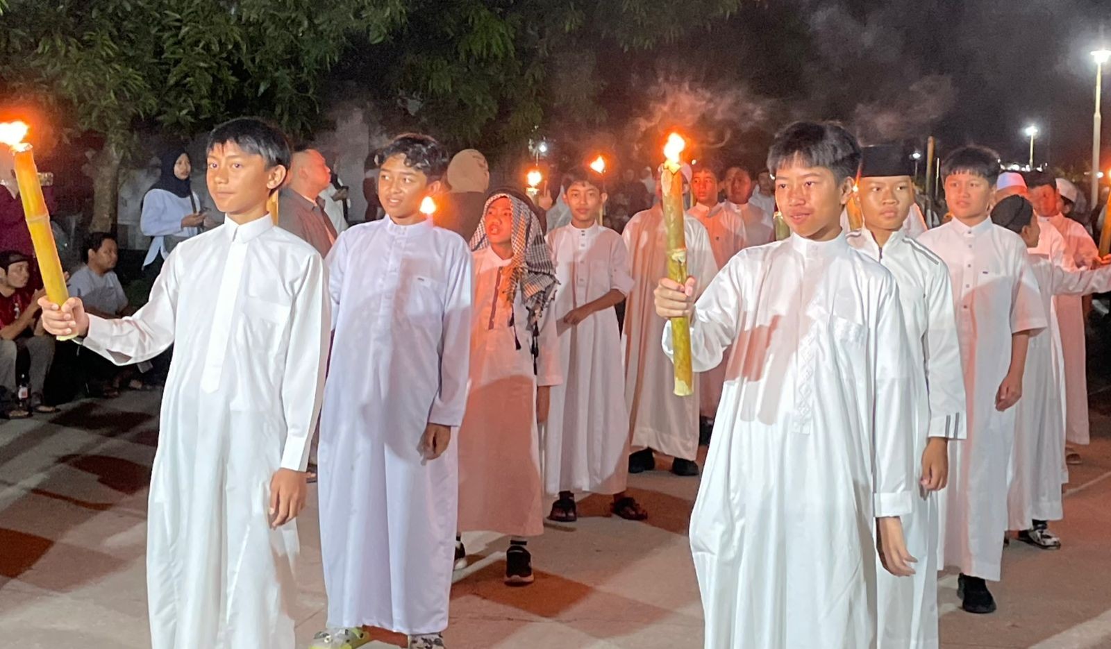 Ratusan Siswa SD Islamic Center Gelar Pawai Obor Sambut Ramadan