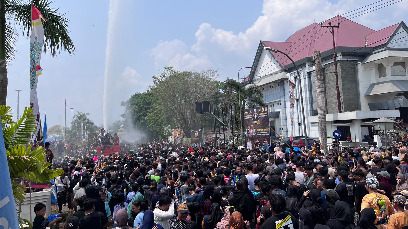 Mengulur Naga dan Belimbur Tandai Puncak Erau Adat Kukar 2026