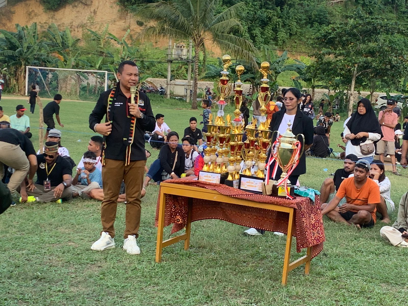 Ketua Umum Ikamba Kaltim Paulinus Dugis,.SH,.MH.  saat memberikan kata sambutan di Lapangan Kalimanis GP  kecamatan sambutan, samarinda ilir, Kota Samarinda, Minggu (4/8/2024)